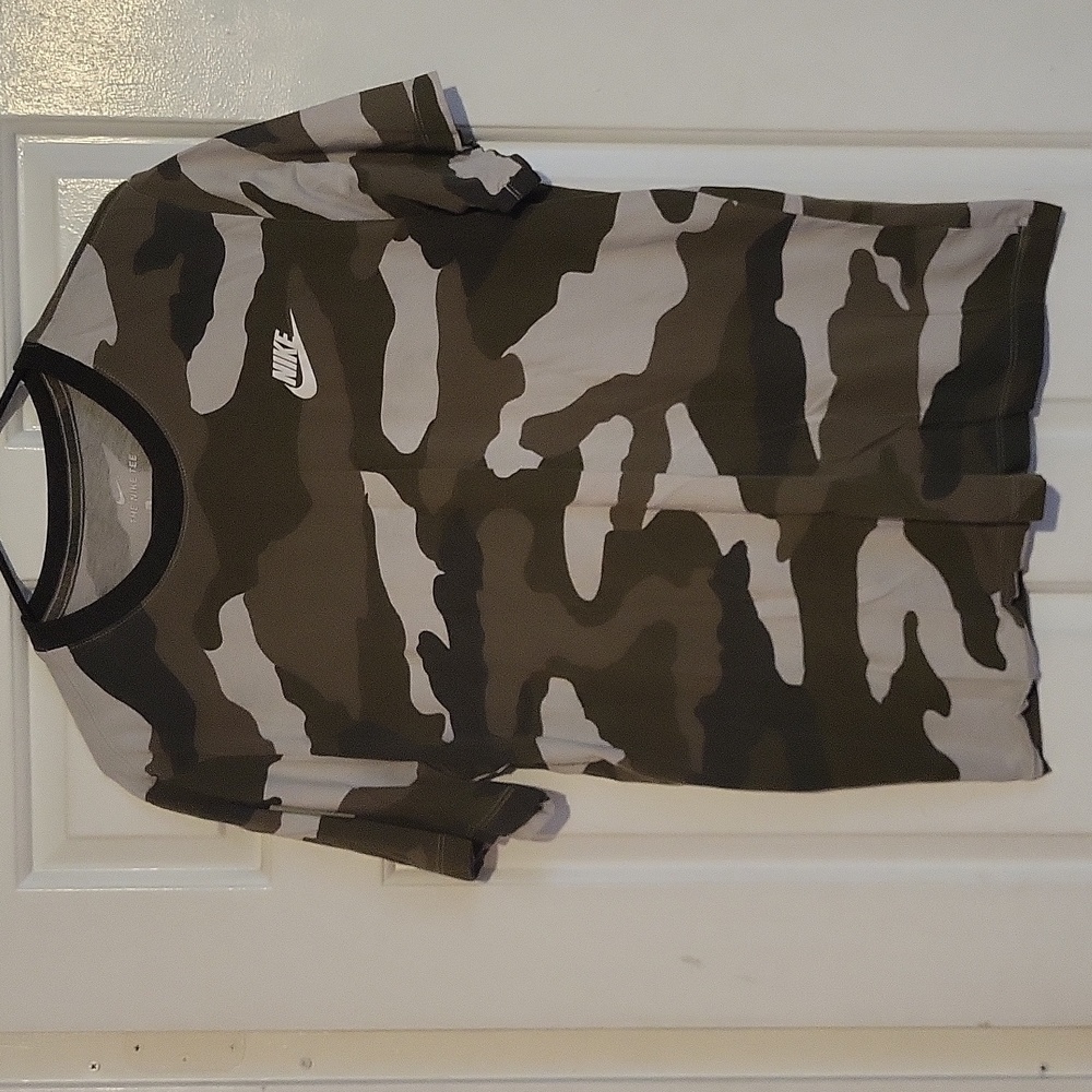 "THE NIKE TEE" CAMOUFLAGE 100% COTTON TEE. THIS SHIRT IS A MEN'S SIZE LARGE